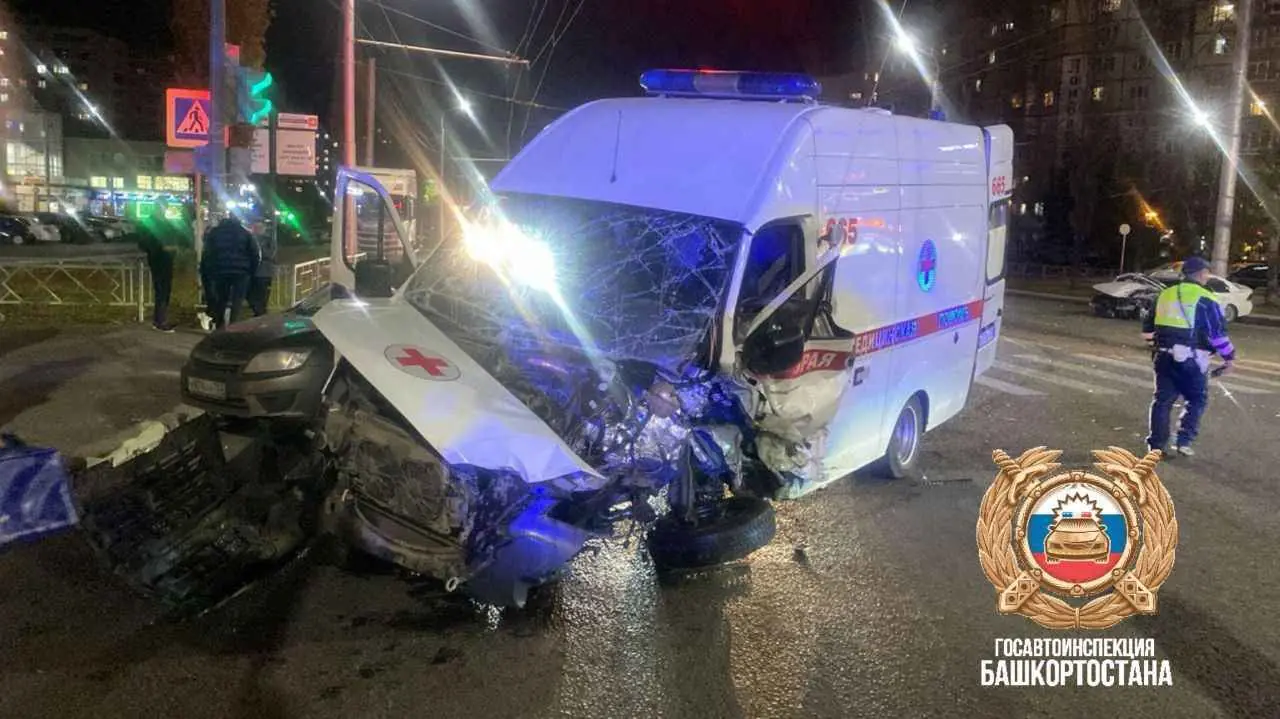 В Уфе скорая с пациентом попала в аварию – пострадали все в салоне