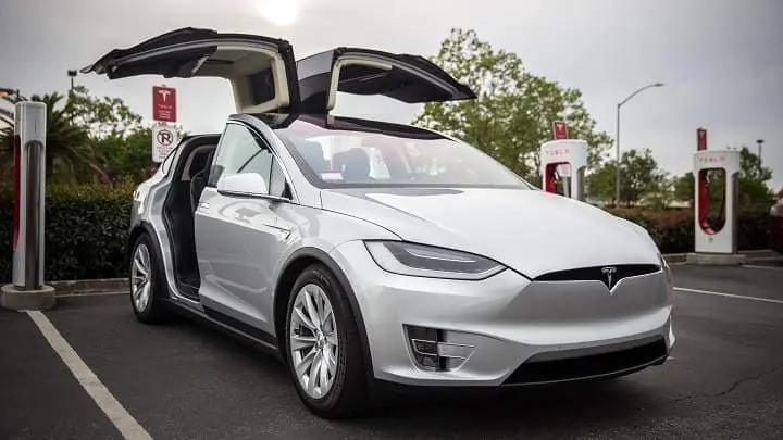 Жители Уфы купили 5 электрокаров Tesla