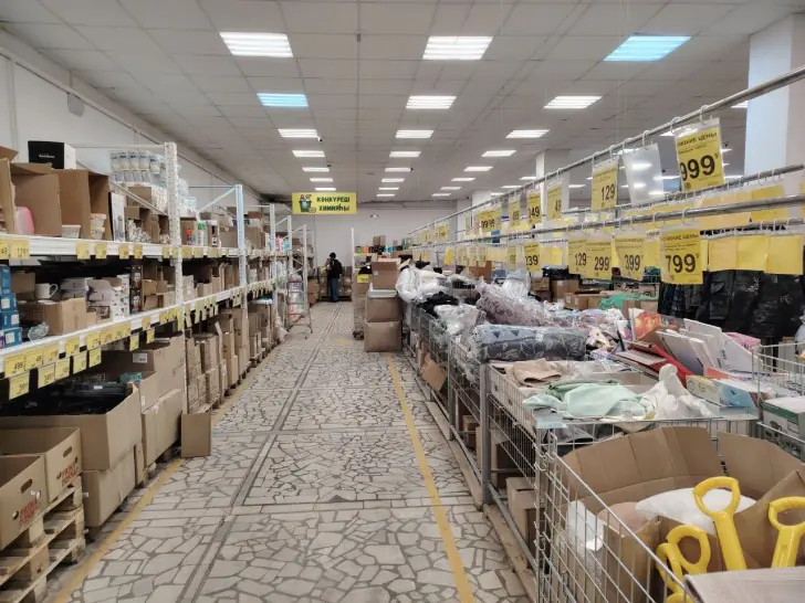 Покупателей выгнали из магазинов: теперь туда пускают только курьеров - что произошло?