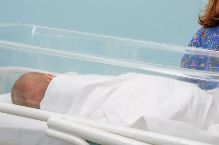 Каждому новорожденному предложили зачислять 100 тысяч рублей на именной счет