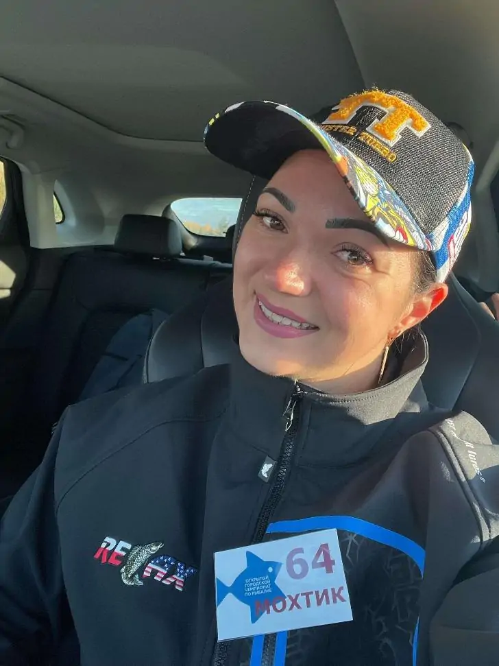 Дважды чуть не утонула: рыбачка показала самый большой улов и одержала победу