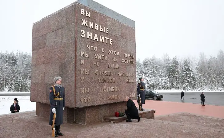 Путин возложил цветы к памятнику «Рубежный камень» на Невском пятачке