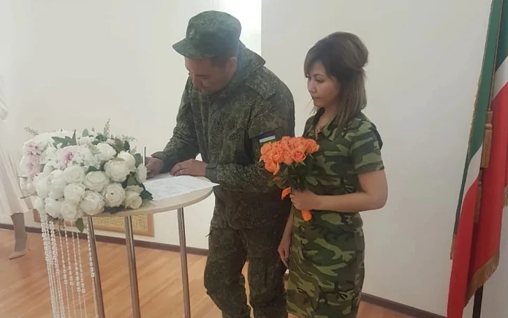 «Вместо белого - камуфляжное»: жители Башкирии остро отреагировали на перформанс невесты мобилизованного