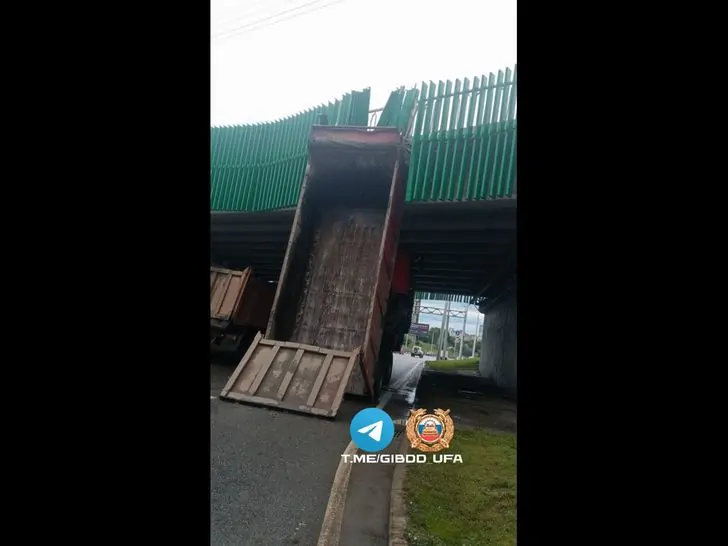 Самосвал в Уфе повредил многомиллионную подсветку на проспекте Салавата Юлаева