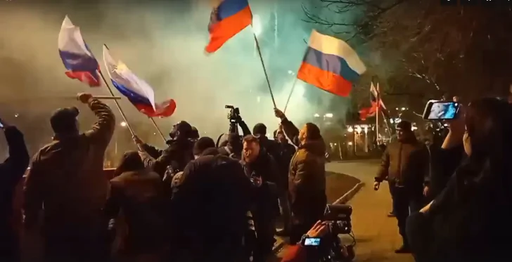 Донецк и города Донбасса празднуют признание республик Россией салютами