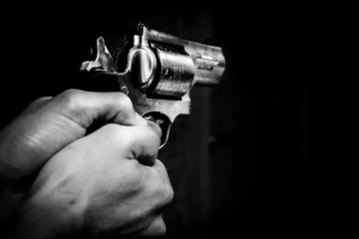 В Черниковке девушка угрожала подростку пистолетом с целью украсть телефон