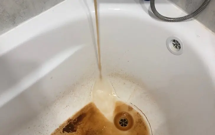 «Кока-кола из крана!» Жители села под Уфой жалуются Хабирову на грязную воду