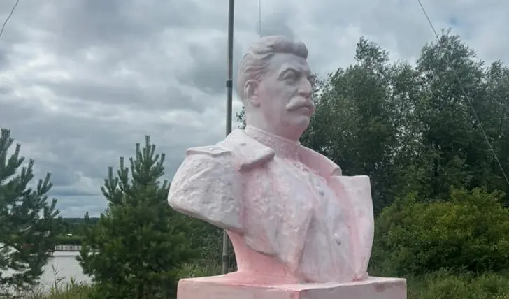 Розовый памятник Сталину облили в Башкирии