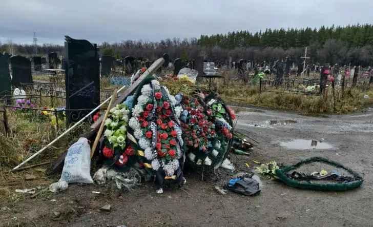 «Неуважение к героям!»: в Уфе возмутились свалкой вокруг могил погибших военных