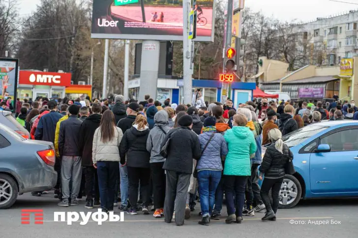 «Своих мальчиков пошла сдавать!»: в Уфе столпились очереди в военкоматах