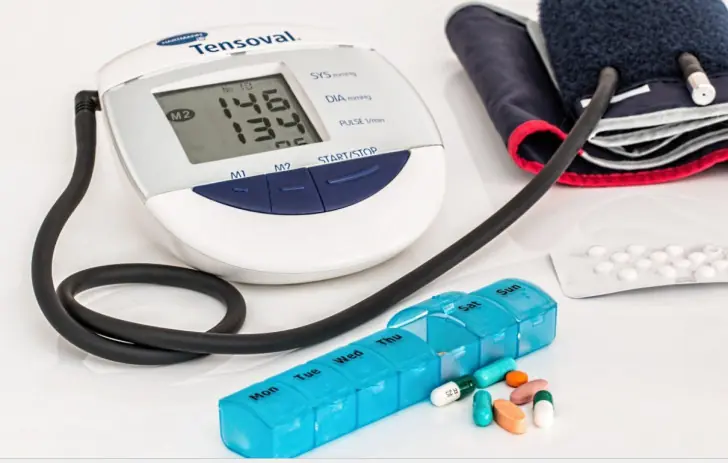 Тонометр не нужен: это простое упражнение понизит давление — совет врача 