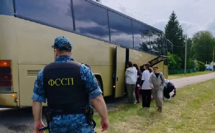Эвакуировали 168 детей из пожароопасного лагеря на Кандрыкуле