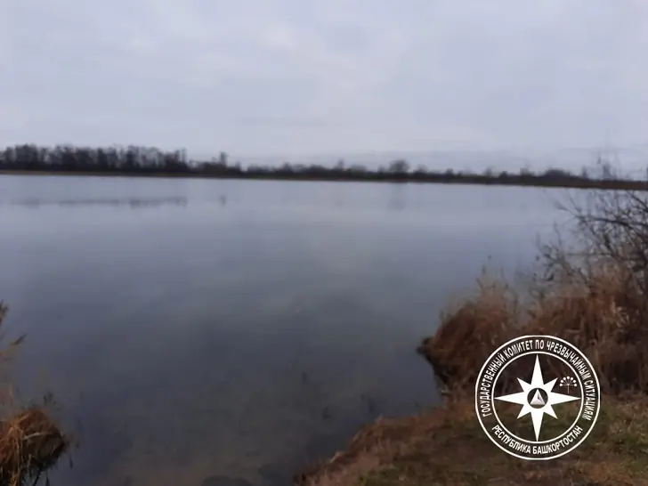 Спасатели ищут рыбака из Пермского края после ЧП на озере в Башкирии