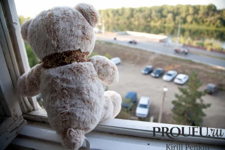 В Уфе заметили маленького ребенка, гуляющего по подоконнику открытого окна