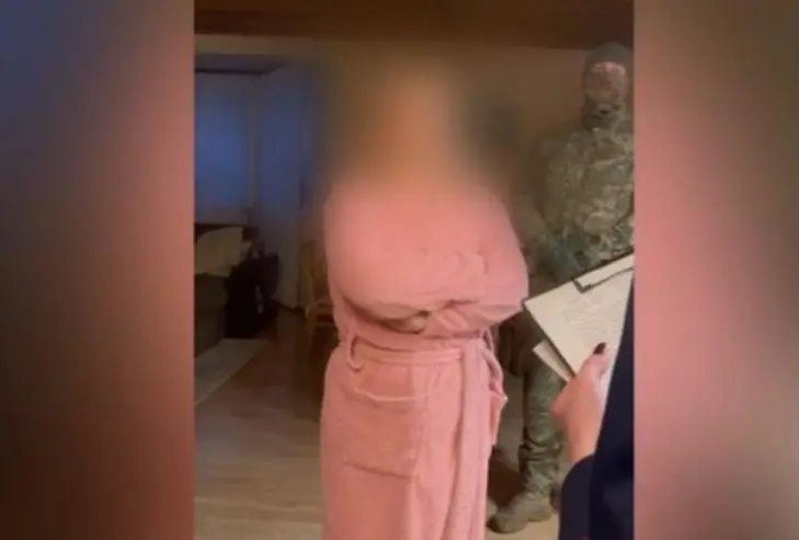 Журналистку из Красноярска задержали из дома в халате