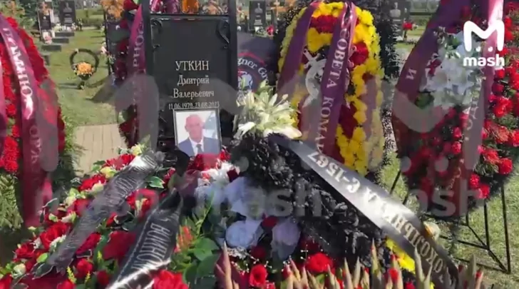 Командира ЧВК «Вагнер» Уткина похоронили под присмотром 10 автобусов с полицией