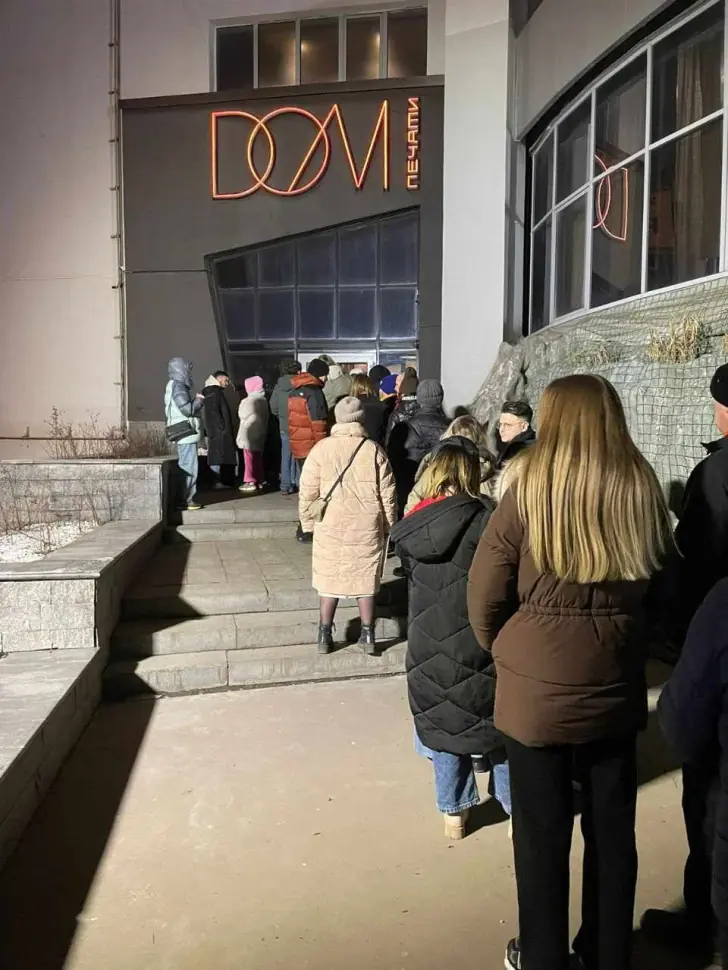 В Уфе собралась очередь возле Дома печати