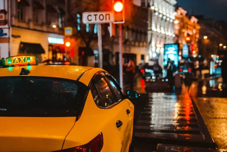 Названа категория граждан, которая имеет права на льготные тарифы такси