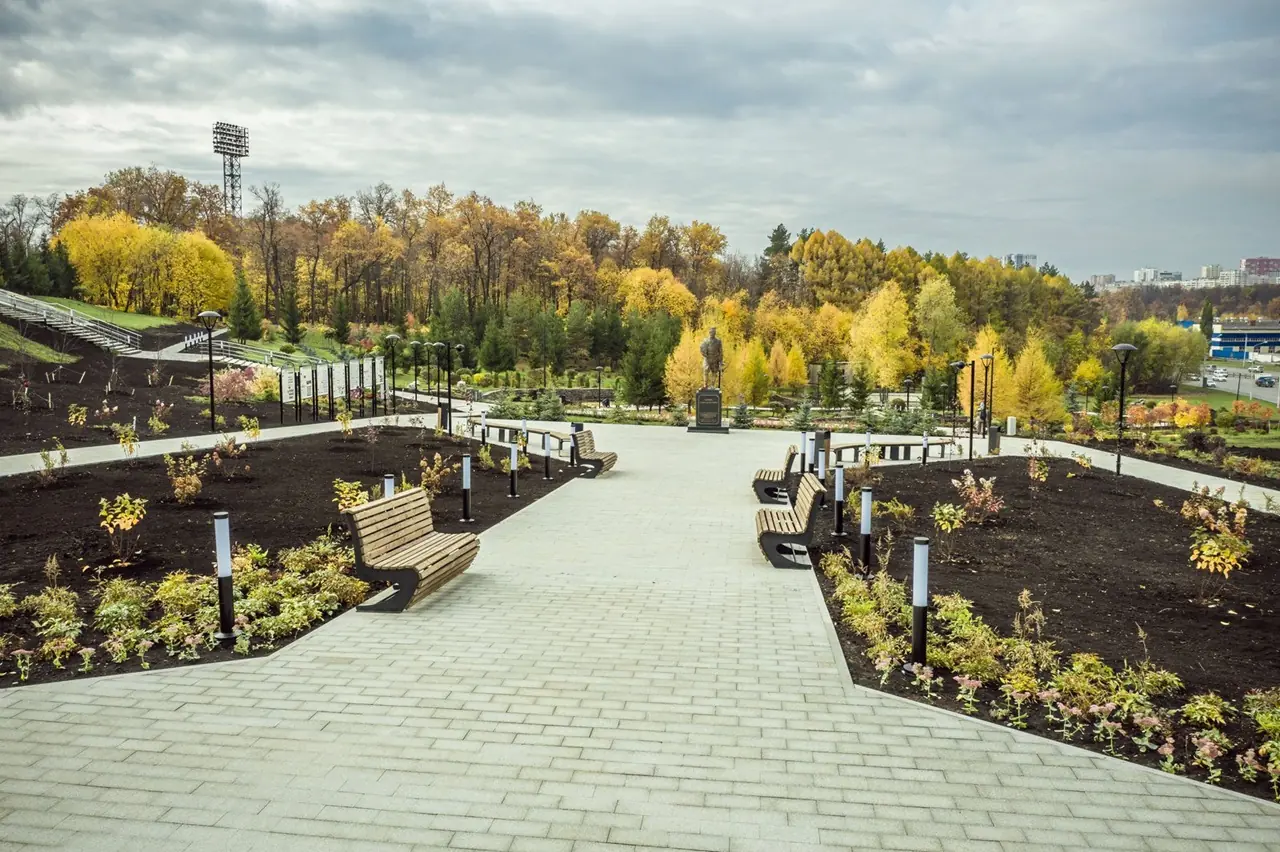 «Скамейки – как сковородки в аду!»: уфимка возмутилась, что в обновленном сквере негде спрятаться от солнца