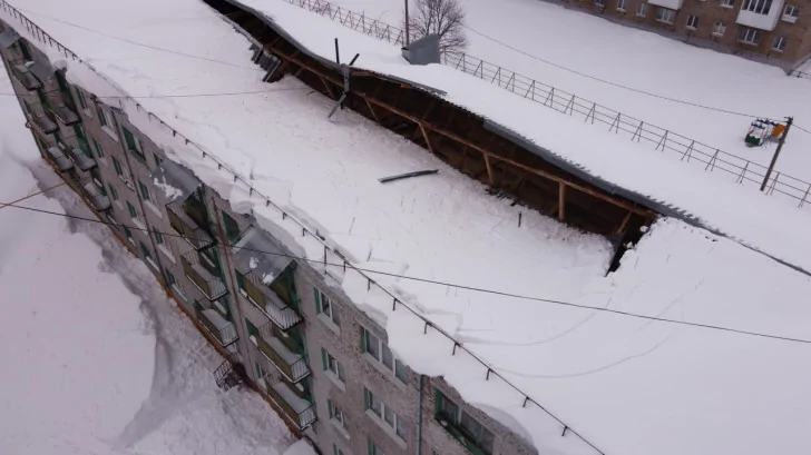 Дело в снеге. Очевидец заснял с квадрокоптера, как выглядит обвалившаяся крыша общежития в Башкирии