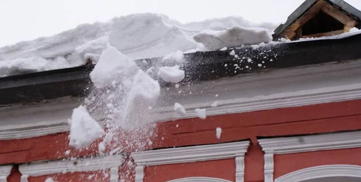 В Башкирии снег упал с крыши на маму с ребенком