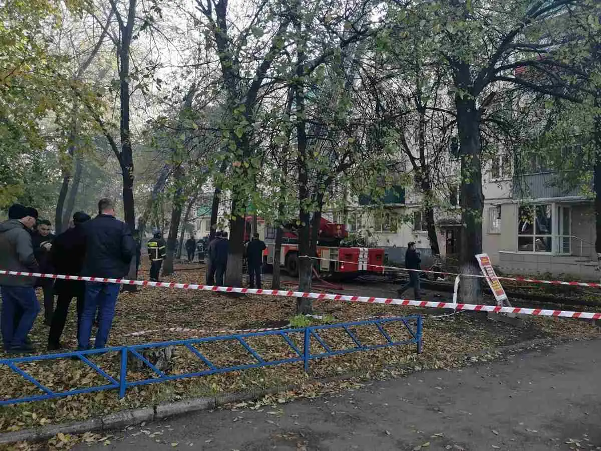 «Постоянно искрило»: жители дома на Зорге о ремонте крыши, где произошел пожар