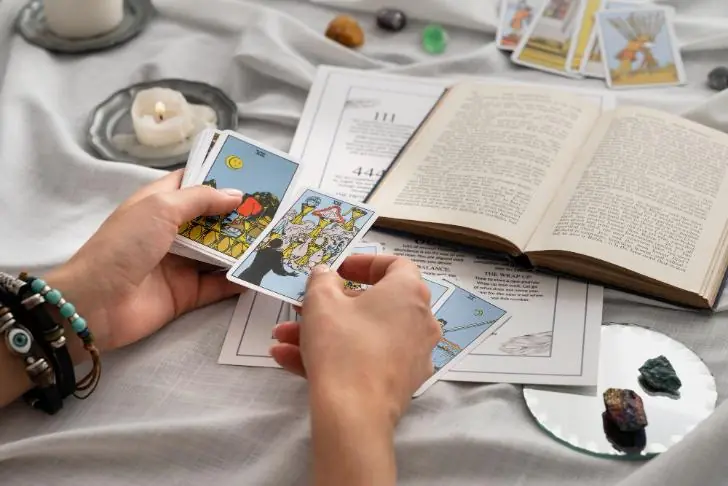 У Тельцов снова прорвет денежный поток, а Девы вступят в бомонд. Советы Таро на неделю с 28 пареля по 4 мая