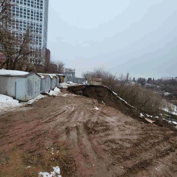 В Уфе на месяц закрыли улицу из-за угрозы обрушения грунта