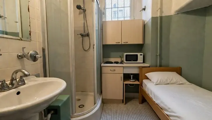 Почему в парижских мини-квартирах есть душ, но нет уборной