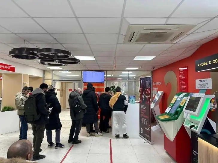 12-часовые смены, зарплата 45 тысяч и обеды 35 минут. Сотрудник МФЦ рассказал «внутрянку» большой системы