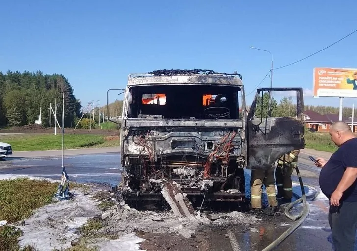 Под Уфой загорелся бензовоз на въезде в село