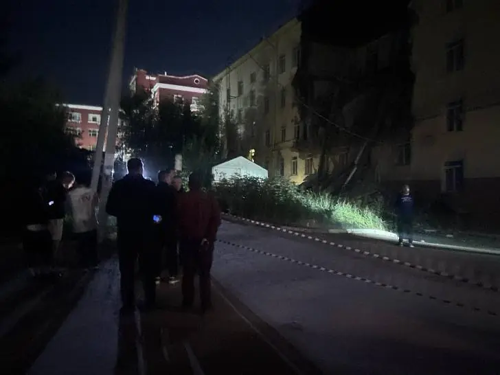 В центре Уфы обрушился фасад 4-этажного здания: кадры с места события