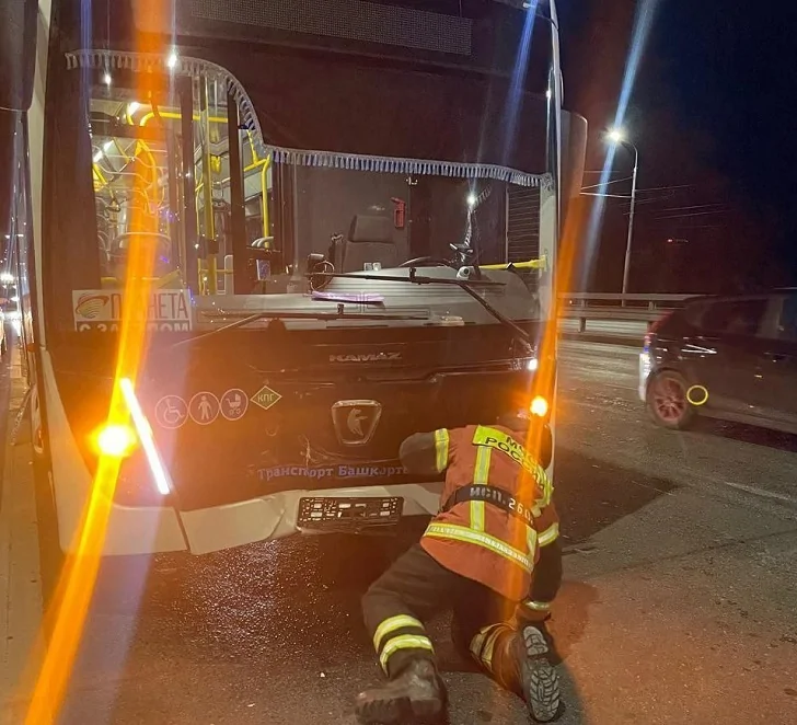 В Уфе пострадали двое человек из-за аварии возле популярного ТРЦ