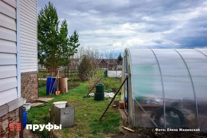 Простой способ поддерживать тепло в теплице без электричества