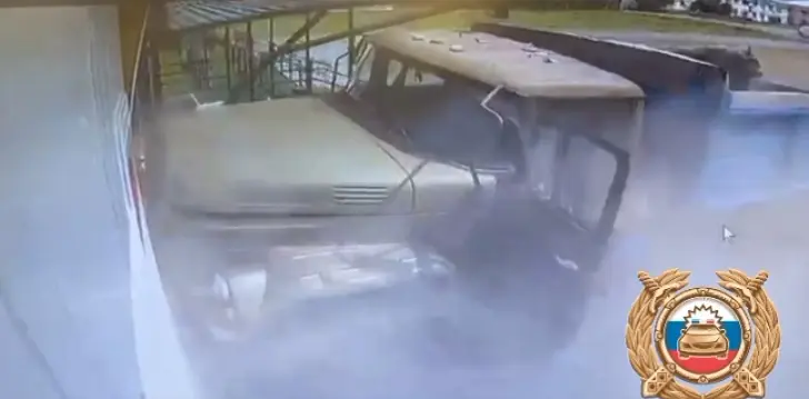 Грузовик влетел в здание в Башкирии