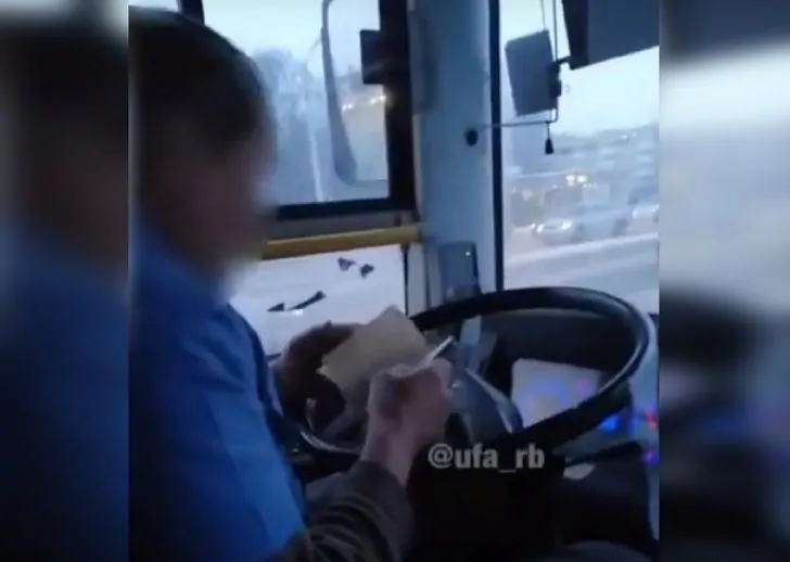 Кто закрывает дверь автобуса когда выходит водитель