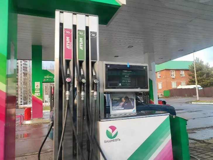 Заправил машину и заглох: водители массово жалуются на бензин «Башнефти»