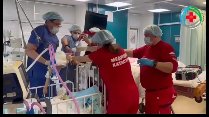 Московские медики борются за жизнь 3-летней девочки, сброшенной отцом с четвертого этажа в Уфе