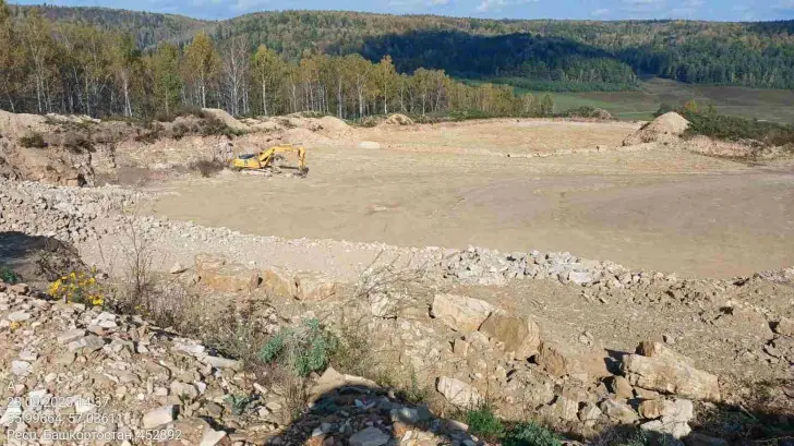 На полях под башкирской деревней обнаружили незаконную добычу камня