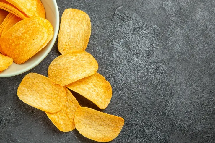 Эндокринолог раскрыла механизм, из-за которого тянет на соленые закуски