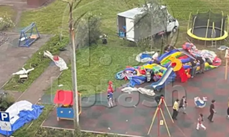 В Уфе ураган перевернул батут с детьми