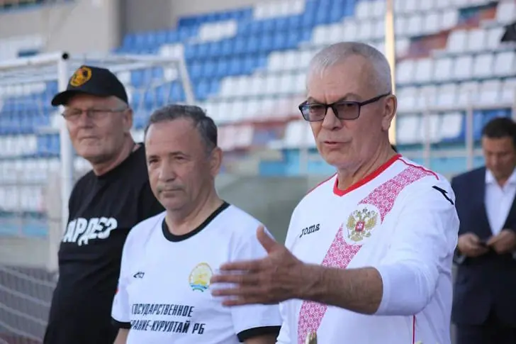 На футбольном поле сошлись команды депутатов и ветеранов Башкирии