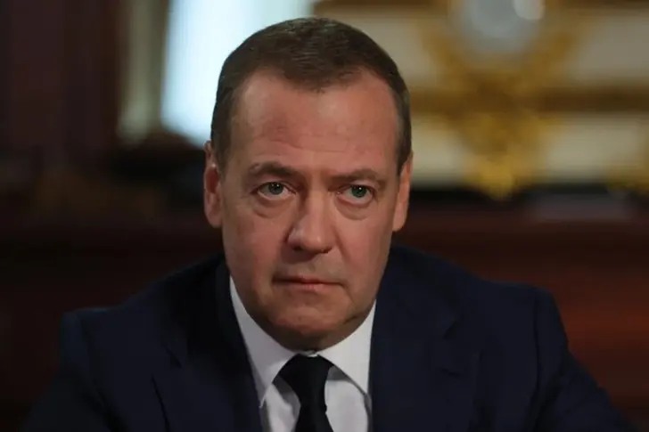Медведев стал главредом учебников для школ по обществознанию