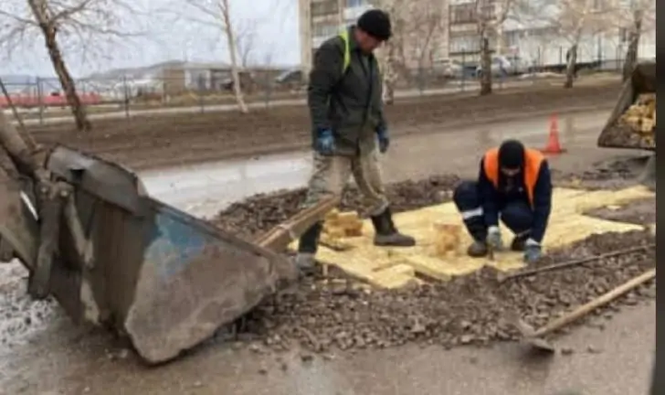 «В каком веке застряли?» В Башкирии ремонтируют дороги при помощи досок