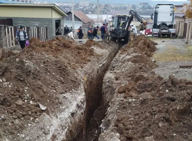 Рабочего из Башкирии засыпало землей: он укладывал трубу