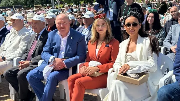 Татары и башкиры возмутились празднику с Алсу: «Колхозы развалили, а Cабантуи в Москве устраивают»