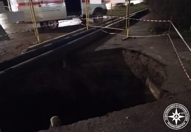 В вырытую на дороге яму упала женщина из Башкирии