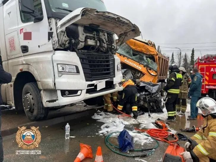 «В Уфе это 50-й случай»: автомеханик объяснил, почему Shacman протаранил на скорости 12 автомобилей