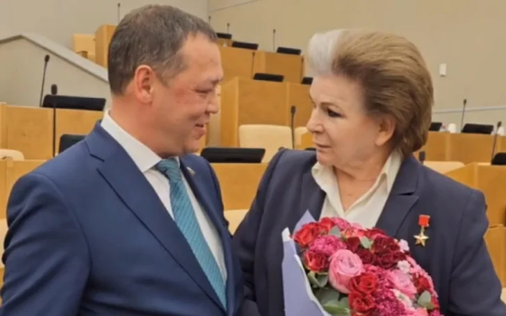 Бывший главный автоинспектор Башкирии обнял в Госдуме Валентину Терешкову