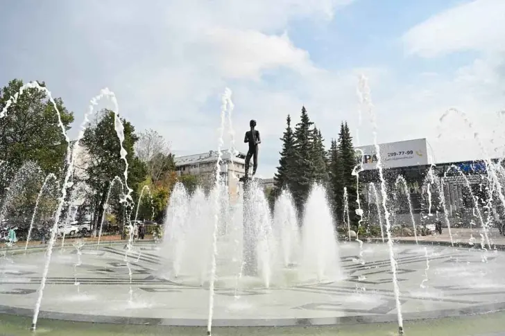В Уфе возле сгоревшего кинотеатра «Искра» появились новые арт-объекты